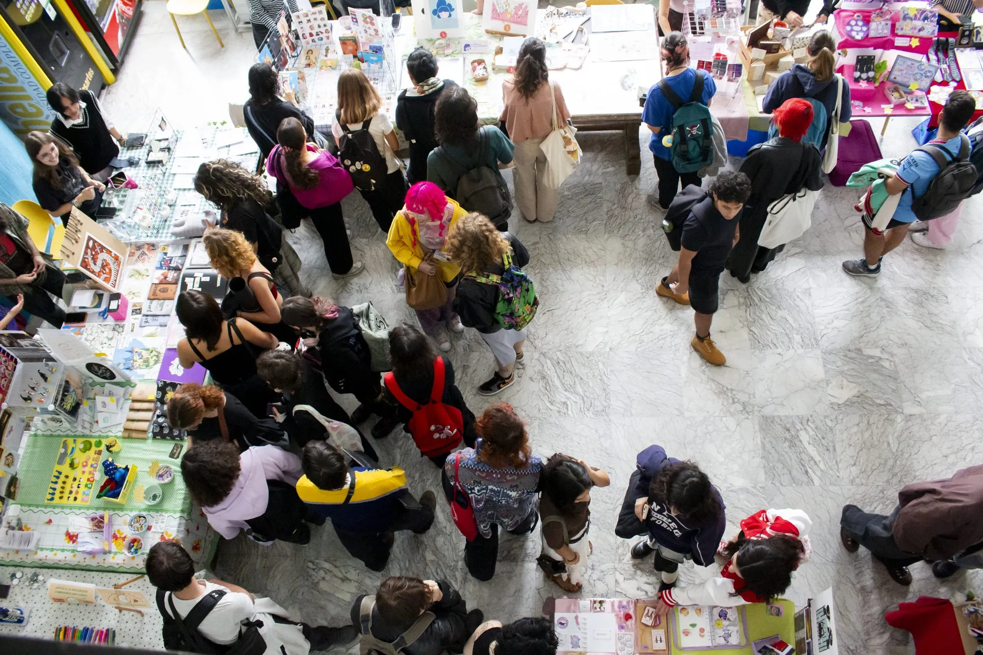 Vista cenital del ToonMarket lleno de gente en Bellas Artes UCM
