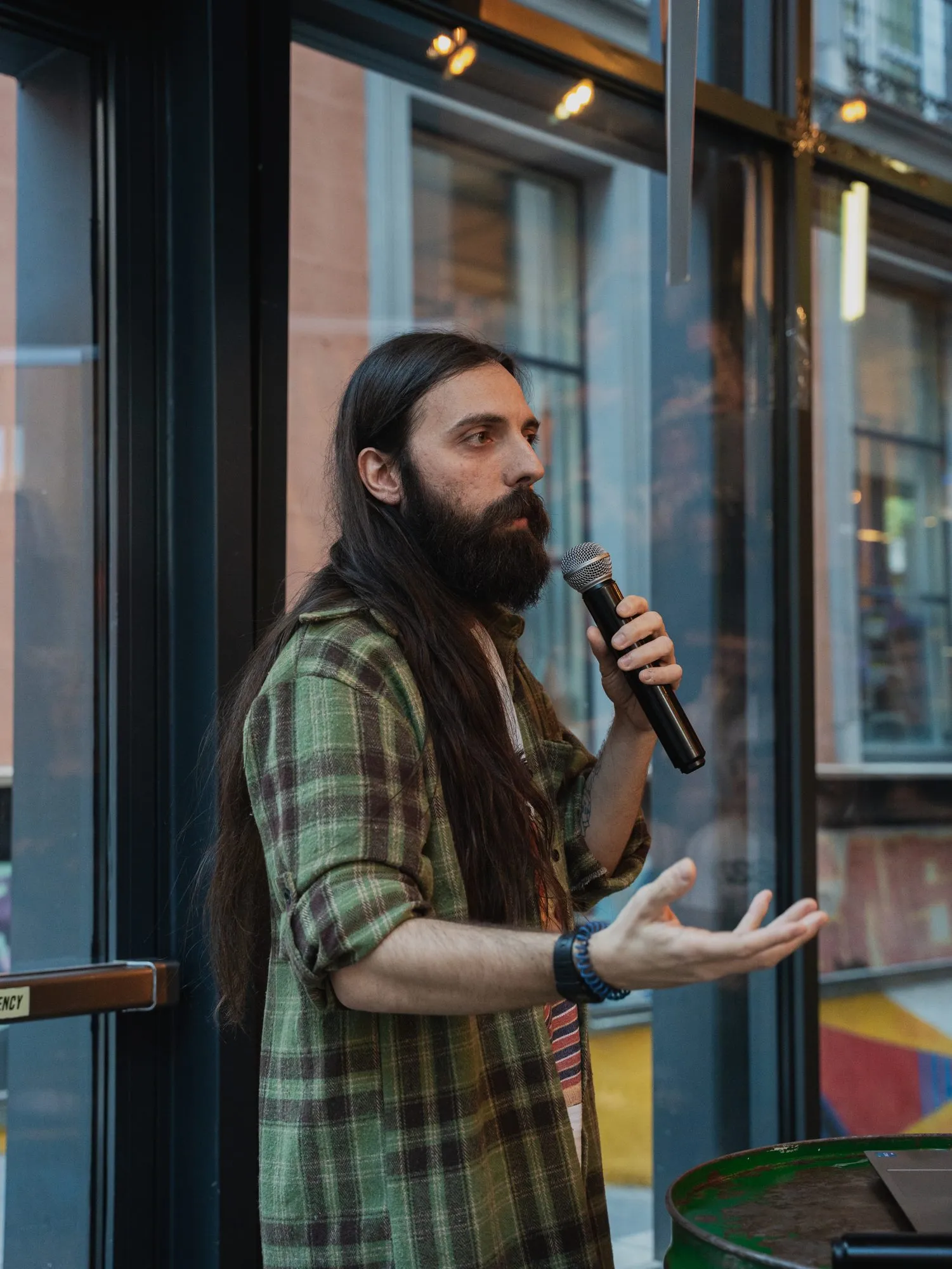 Ponente hablando al público en un BeerMates