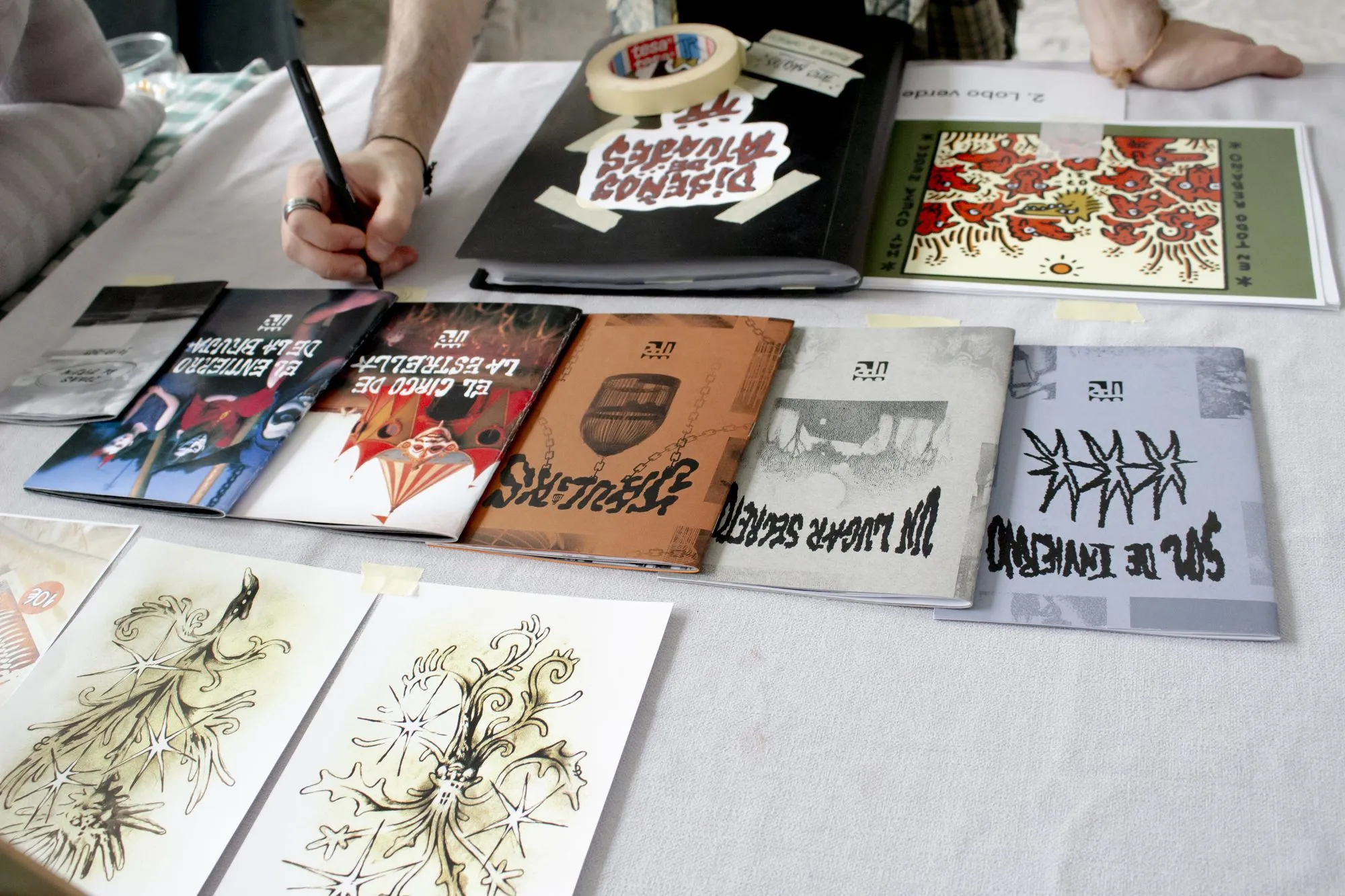 Prints y fanzines sobre una mesa del ToonMarket