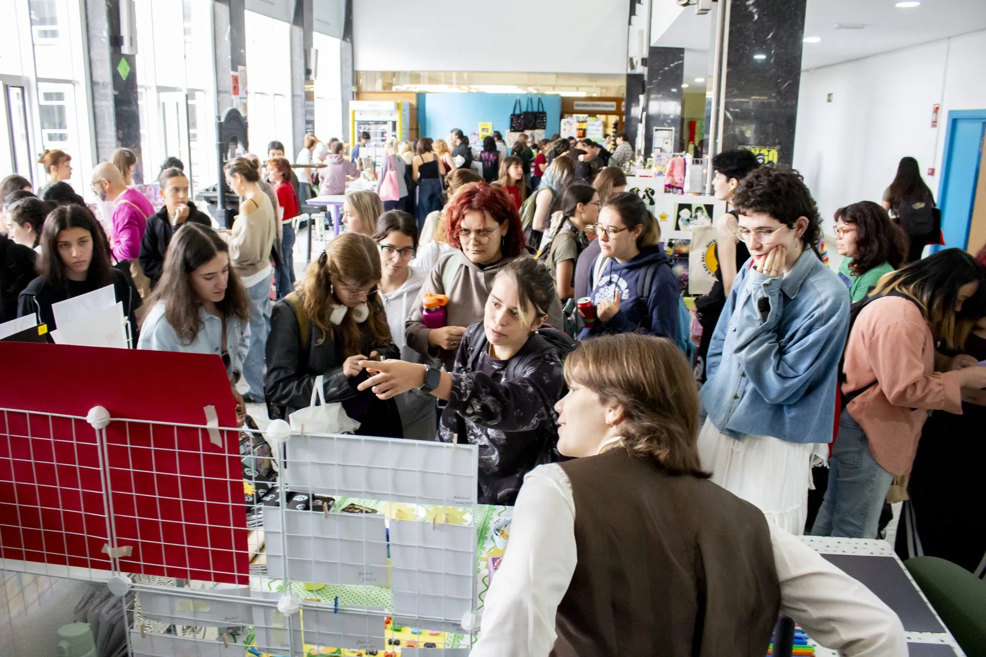 Público recorriendo los puestos del ToonMarket