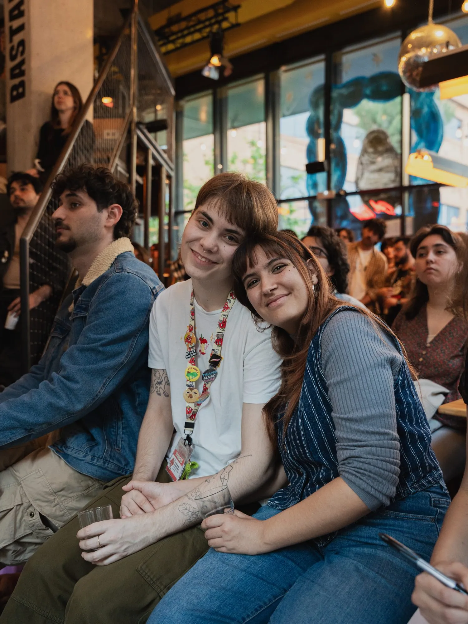 Público atento en un BeerMates
