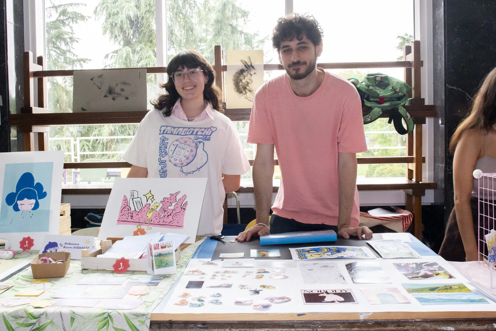 Dos artistas en su puesto del ToonMarket