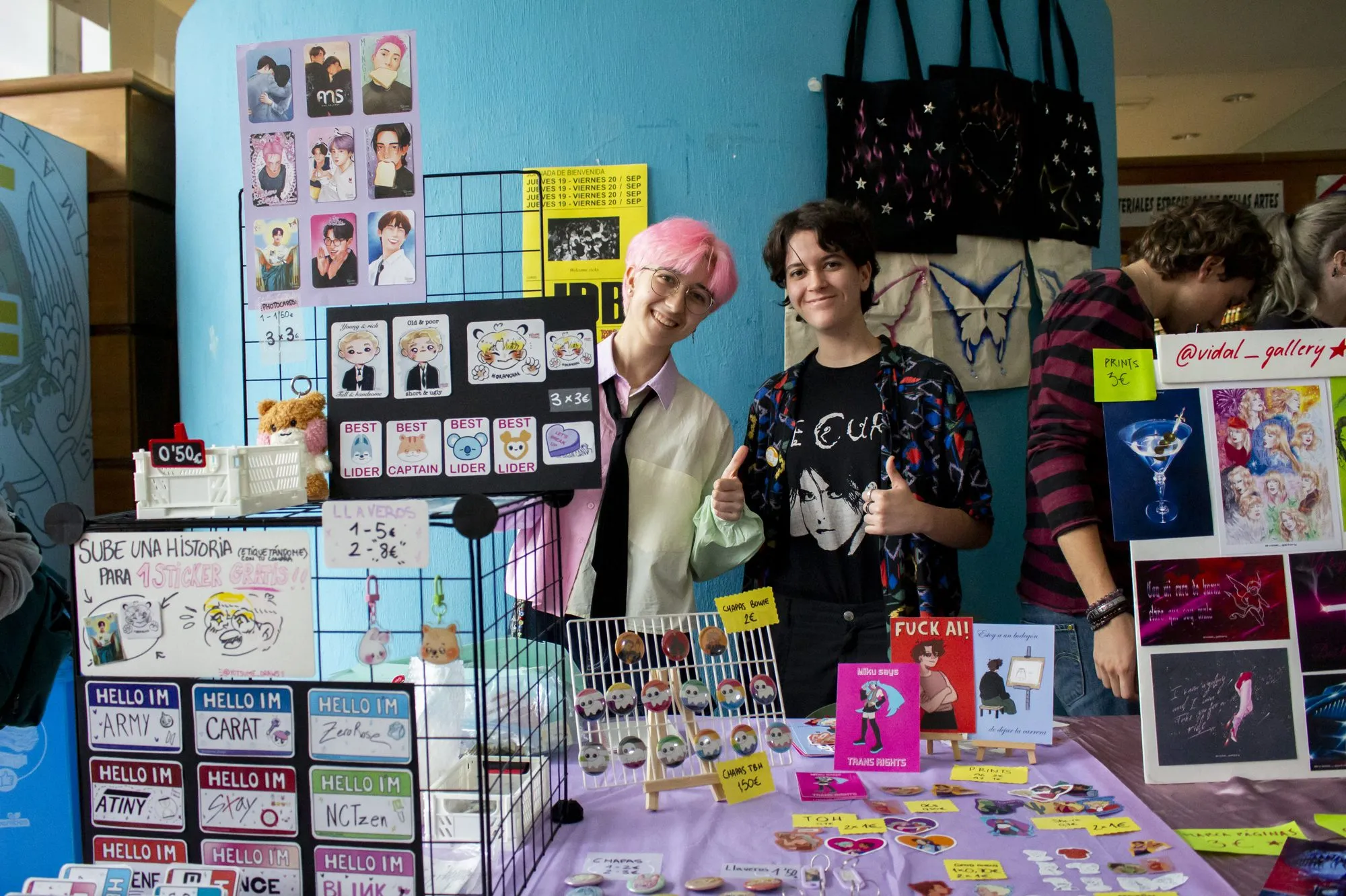 Puesto con láminas y tote bags