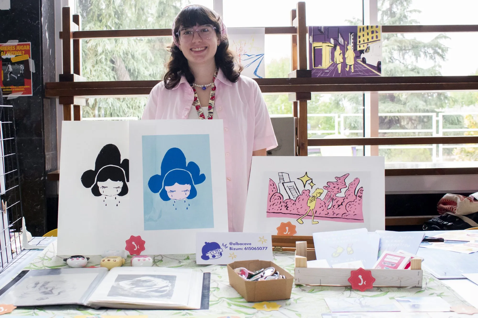 Artista mostrando sus ilustraciones